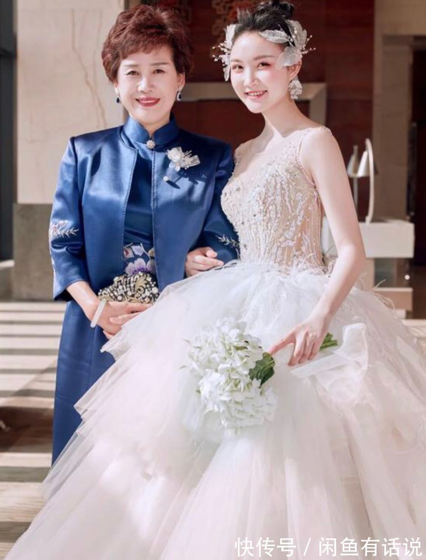 穿搭|两位亲家母真高调!婚礼上同穿红旗袍比美,把新娘风头都给抢了