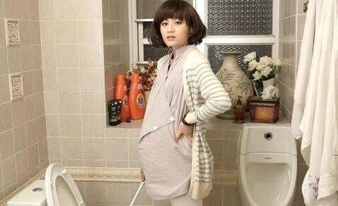 孕妈来说|孕晚期孕妈上厕所,要记得尽量不要碰这个部位,不然会伤害到胎儿