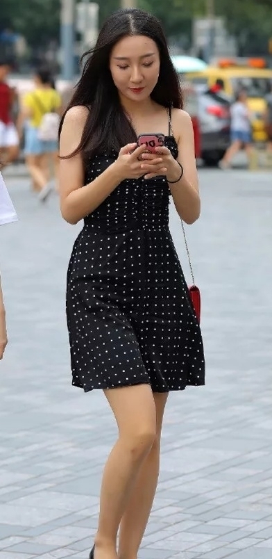 街拍美女:小姐姐吊带连衣裙搭配低跟鞋,清新休闲又很青春优雅