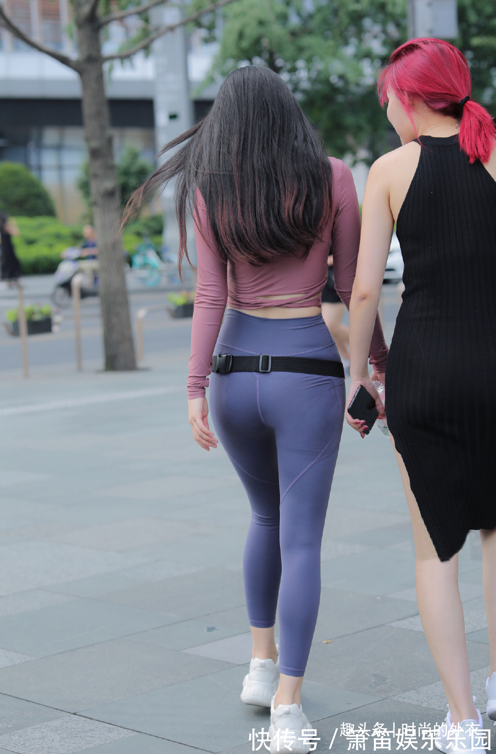 女生 时尚女生的运动风穿搭示范，简单大方，减龄又好看