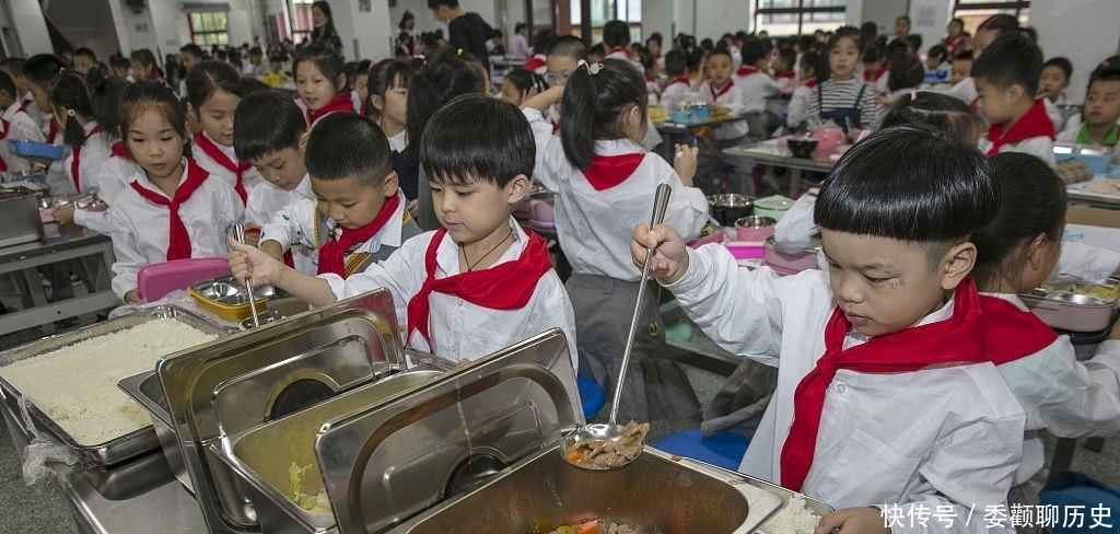 小学食堂实行食材集中配送，孩子们吃得开心，家长们也放心