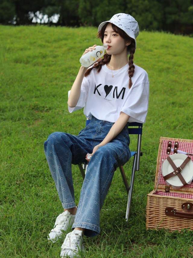 上衣|早秋穿这些就够了!牛仔背带裙+红色条纹上衣,实用又百搭