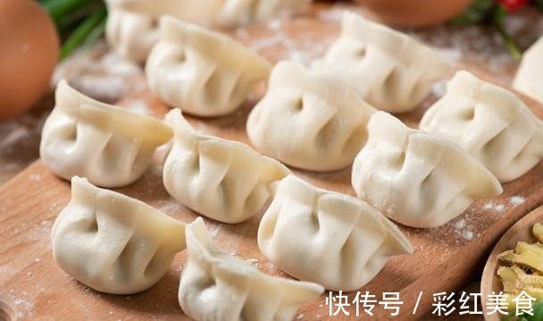 饺子皮|煮冻饺子，不要再开水下锅了，牢记3个窍门，饺子鲜香不破皮