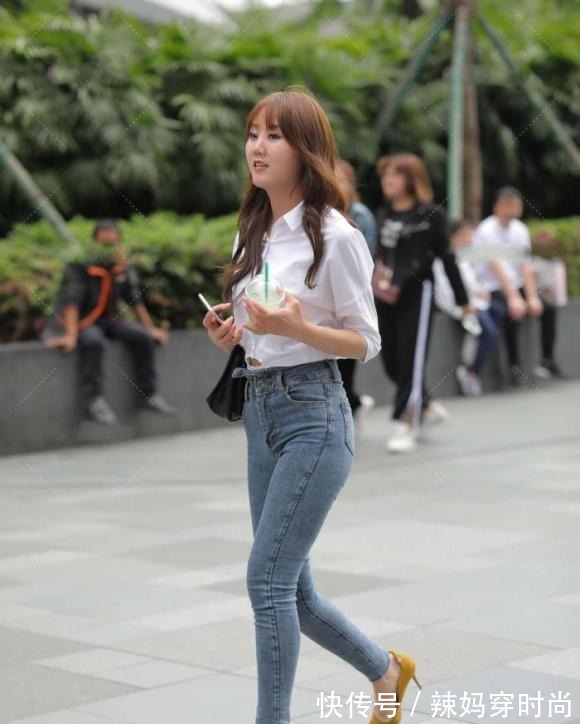 牛仔裤 有着源于个性的美,收腰白衬衫配牛仔裤,穿出个性的美,真的漂亮!