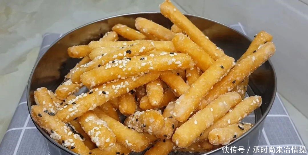 小油条|糯米粉这样做才好吃,开水一烫,个个焦脆又香酥,比麻花油条好吃