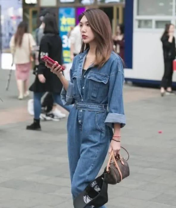 黑色|街拍:身材苗条的美女,黑色背心配短裙,尽显时尚达人风采