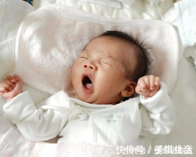 宝宝|宝宝出生,爸爸和舅舅抢着抱,笑不拢嘴的样子,引网友哈哈大笑