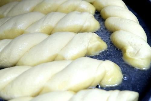 玉米面做面食不用蒸,松软细腻底部焦脆,比蒸的香,全家都爱吃