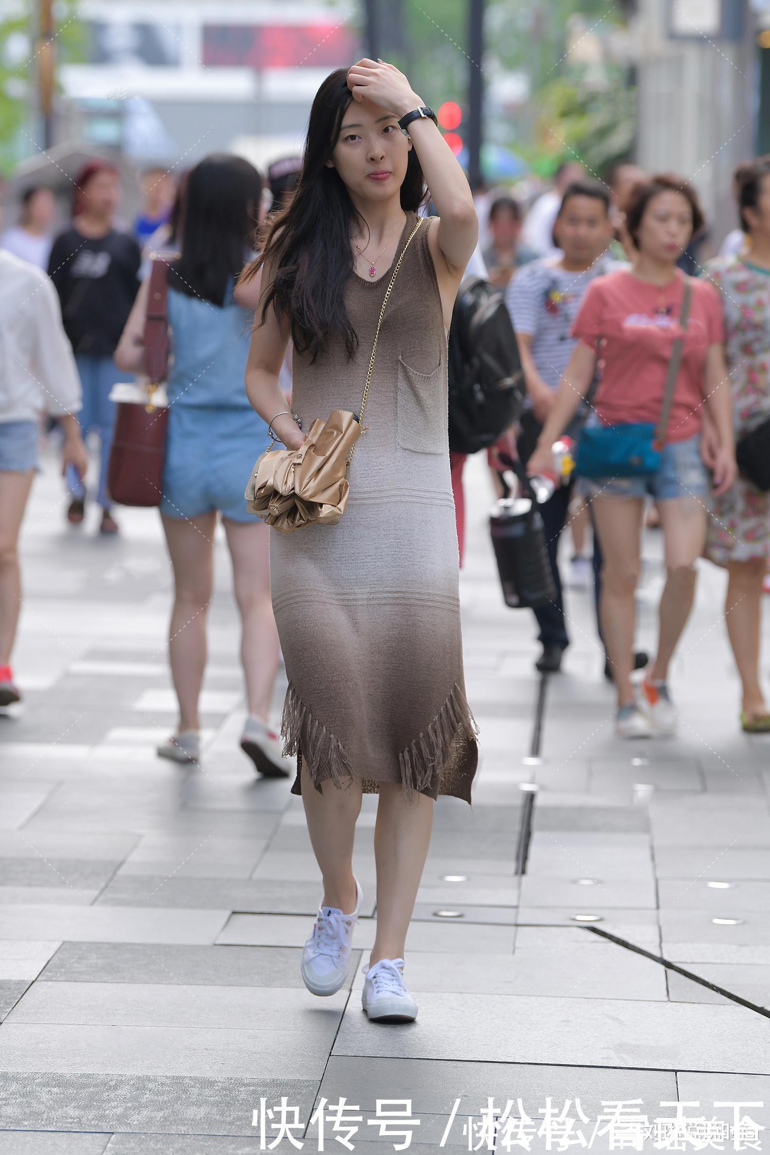 夏季|脏色裹身裙中间的“白色”变化是关键,纱网材质夏季清爽又有轻熟气质