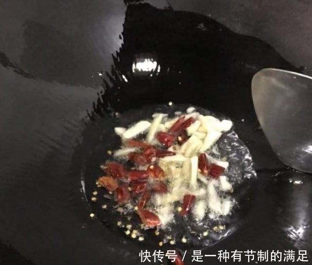 黄豆烧鸭爪，酱香浓郁，软糯美味