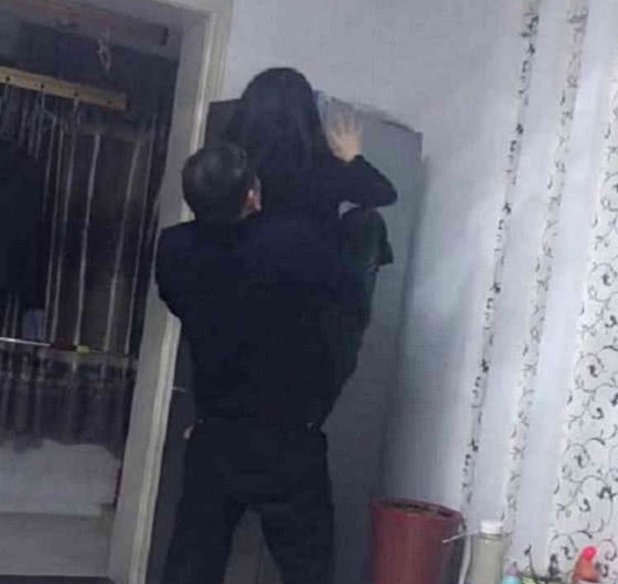 女儿|父亲和22岁女儿玩举高高,父亲“老不正经”女儿“不知廉耻”