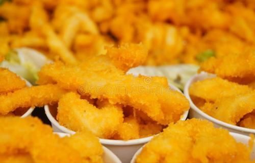 炸鸡|7岁男孩长期缺钙,拖成发育不良,劝诫家长:3种肉别给娃吃了