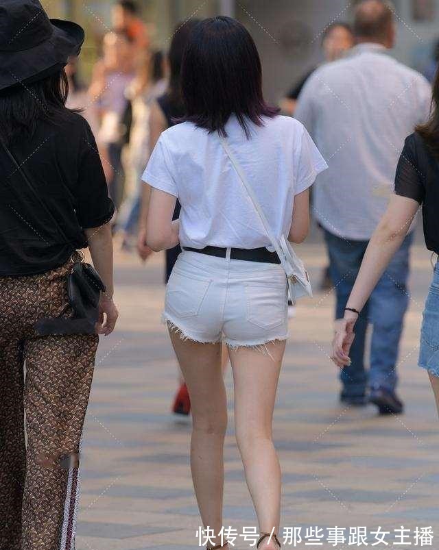 小个子 咖色罗马凉鞋搭白色短裤，完美突显身材特点，轻松随意又自信！