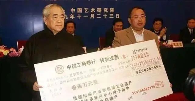 将自己|落难法国的著名画家范曾,书画打包批发给郭庆祥,让他大赚了一笔