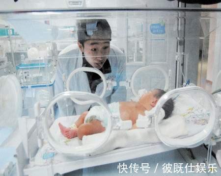 吸烟|宝宝出产房后,谁先抱能决定其命运第一个人很重要,不是迷信