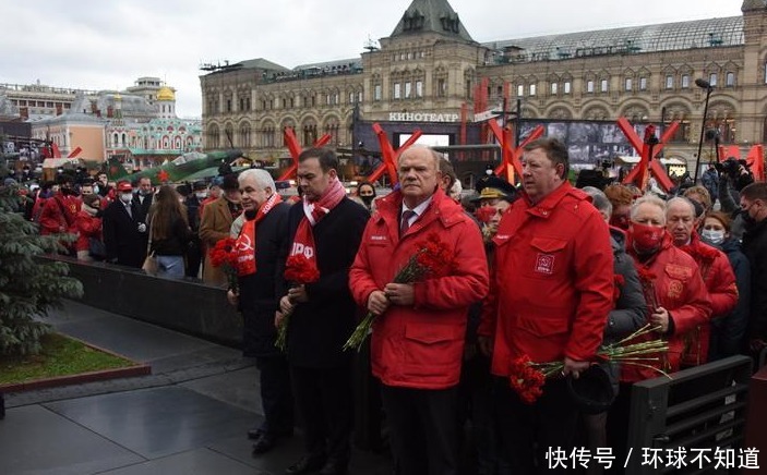 苏联|54%认同十月革命,久加诺夫献花,举苏联列宁旗庆革命103年