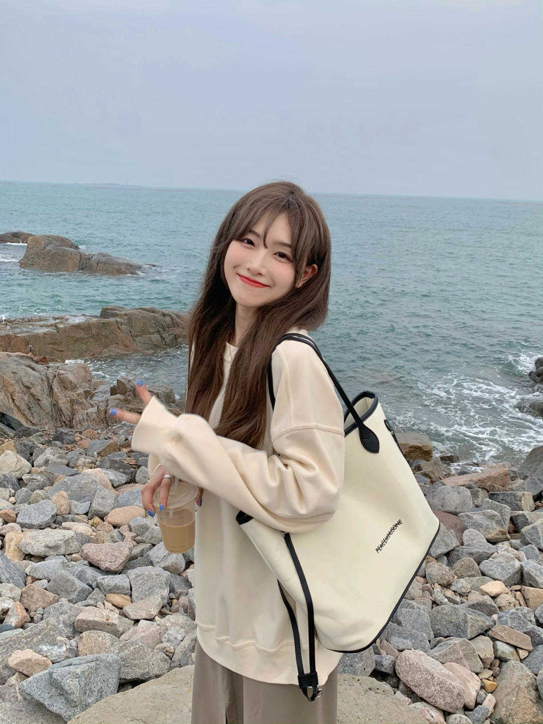 二分裤|休闲舒适的卫衣这样搭,时尚感加满,气场扑面而来