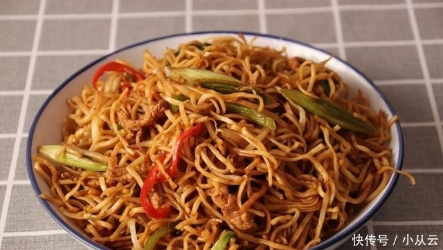 肉丝炒面最好吃的做法,简单几步,5分钟就出锅,比饭店的还好吃