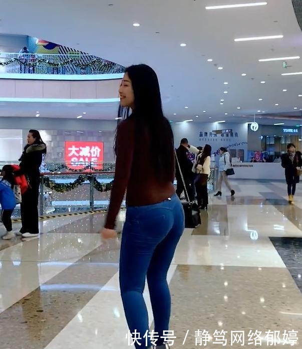 女生|普通牛仔裤历久弥新,微胖女生穿出了她的不一样