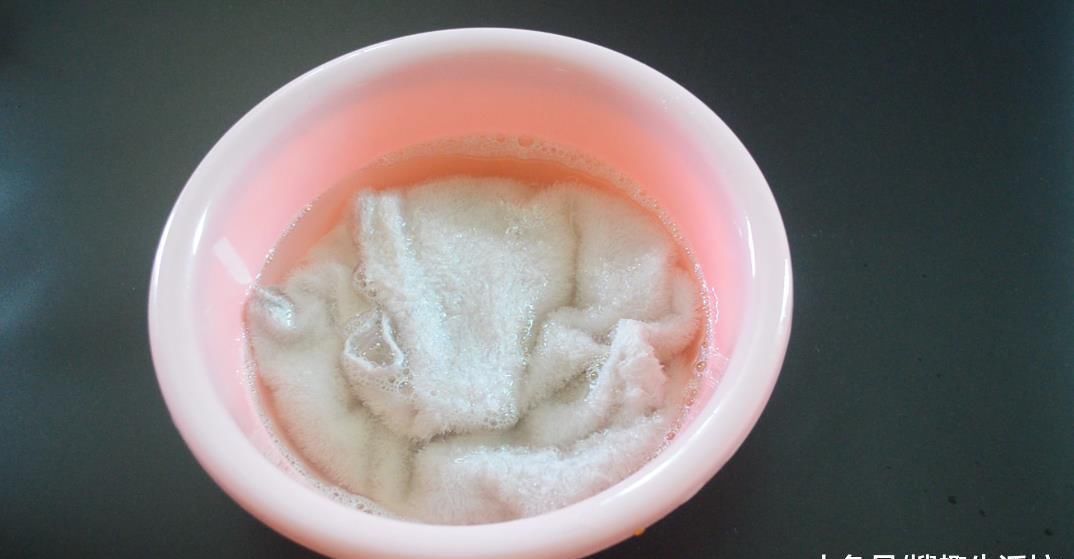 洗洁精|清洗毛巾别再用肥皂了, 用它泡一泡, 多脏多旧的毛巾也能洁白如新