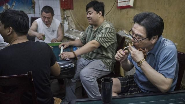 克烈|2岁染上烟瘾的孩子,一天抽40根烟,如今10岁的他变成什么样了