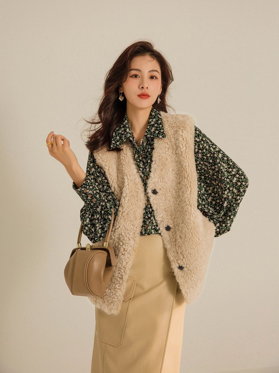 毛茸茸|羽绒服不流行了,今年更火的是“羊羔毛外套”,保暖舒适又百搭