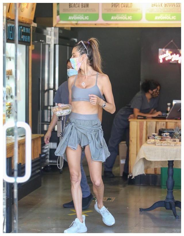 安布罗休|亚历山大·安布罗休：运动背心搭配运动短裤，腹肌惹眼身材超辣