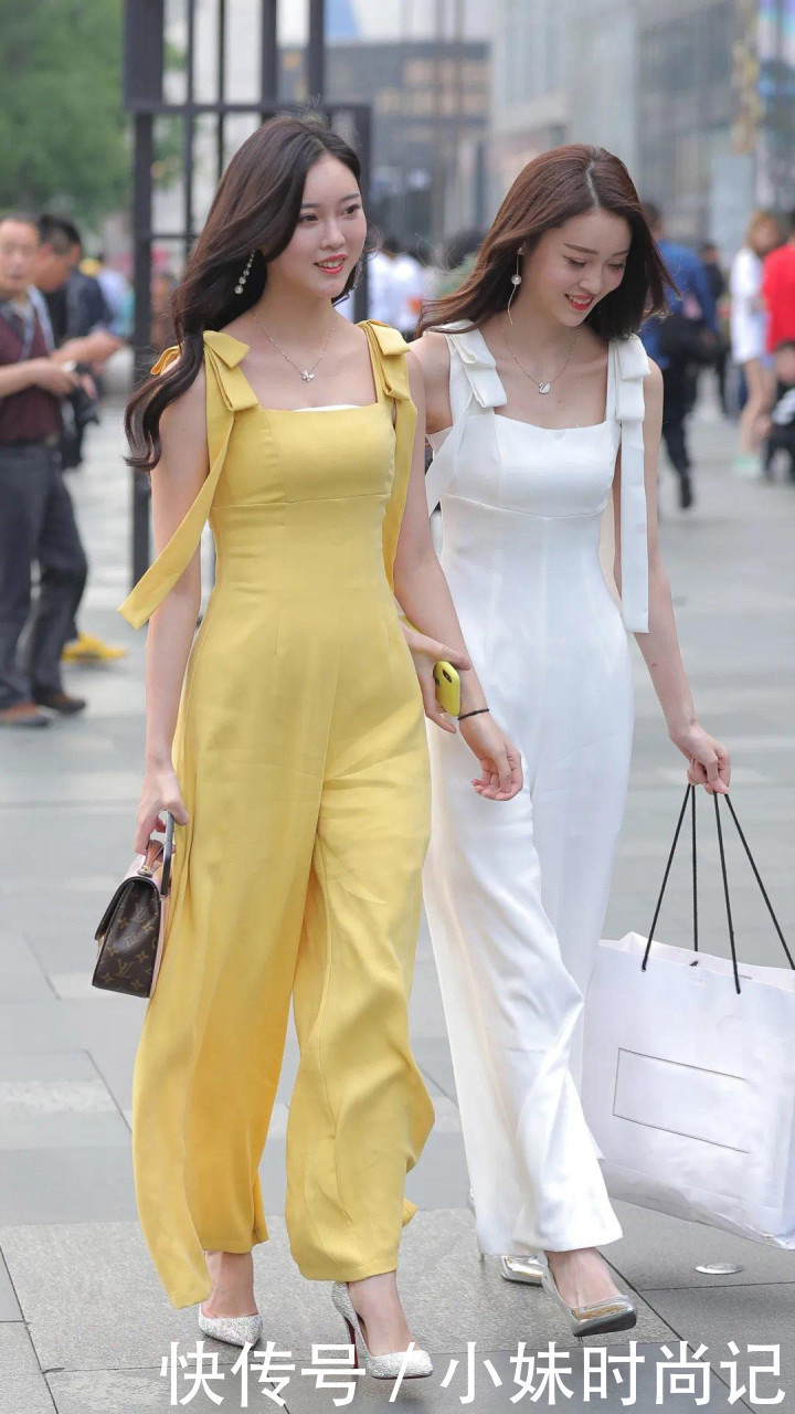 女生|街拍穿连体阔腿裤出行的气质女生,造型时尚耐看,气质也显得洒脱自信