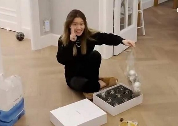 足球运动员|武磊迎喜讯！欢度节日+乔迁豪宅，妻子罕见露面肤白貌美颜值出众