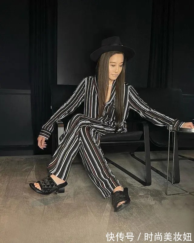 搭配|“婚纱女王”王薇薇真敢穿,透视纱裙配10CM抹胸,哪敢相信72岁了