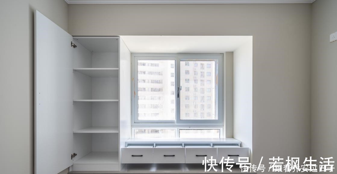 储物柜|内飘窗不一定要砸，换种思路吧！架个书桌装个储物柜，多个功能区