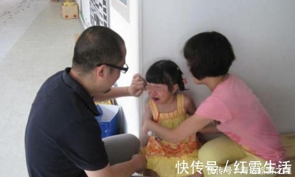 奶奶|孙子耍赖不去幼儿园,被奶奶“无情”拎起,网友一招收拾两代人