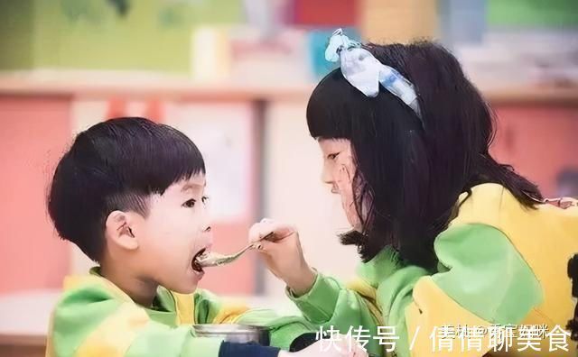 妹妹|妈妈出去买菜,9岁儿子自告奋勇照顾1岁妹妹,回来后宝妈后悔了