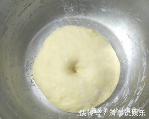 做面包不用买烤箱了,教你一招,用普通锅就能做,2分钟就学会