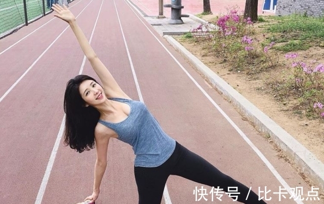 冷饮|时尚女模特，为保持身形，饮食运动两不误