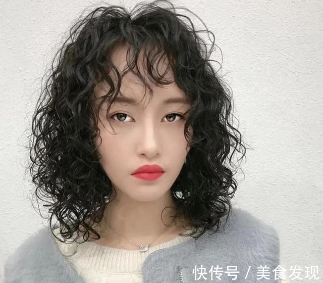 洋气 今冬流行烫满头发型20多款,时尚还保暖,烫完真洋气!