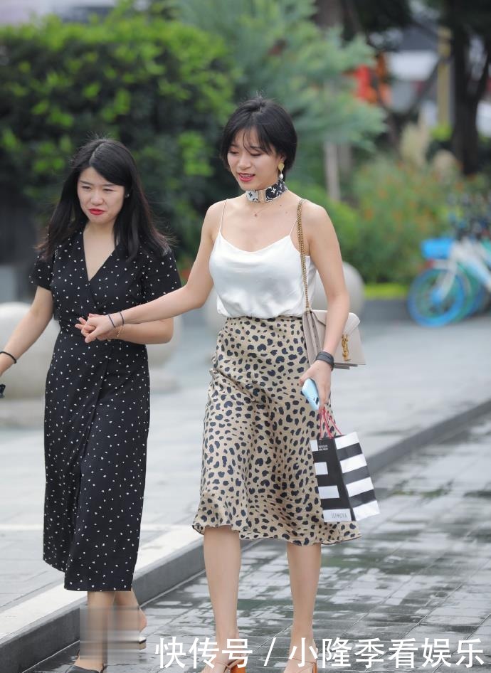 吊带背心搭配豹纹中短裙,黑黄的配色感觉很丰