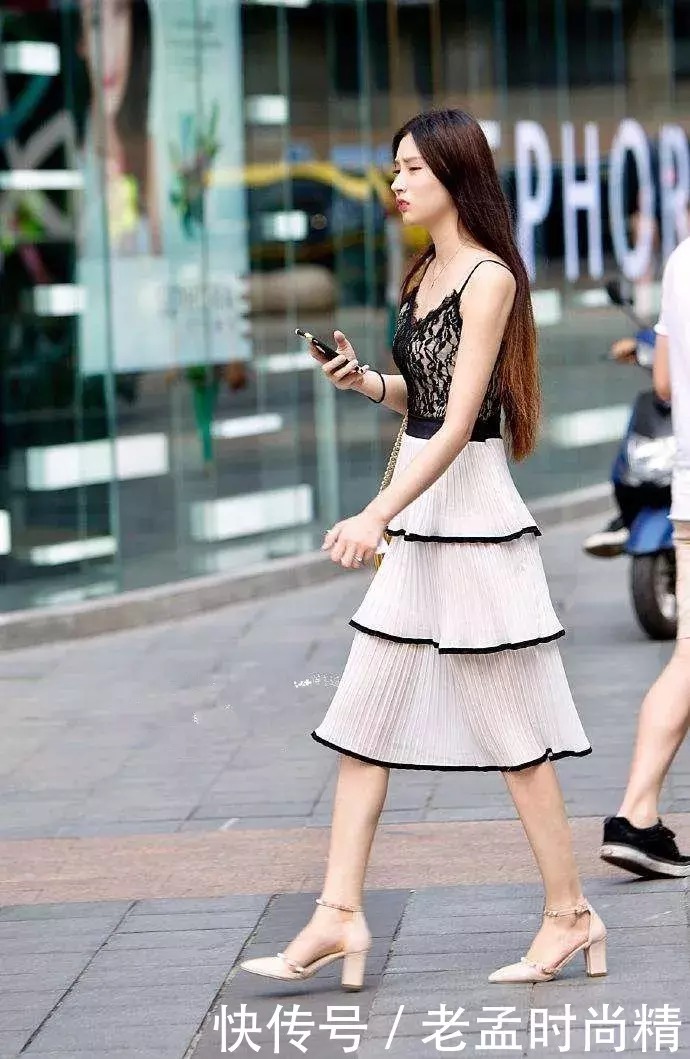  街拍: 高跟鞋搭配裙装, 能够让女性看上去更加优雅, 显得更有气质