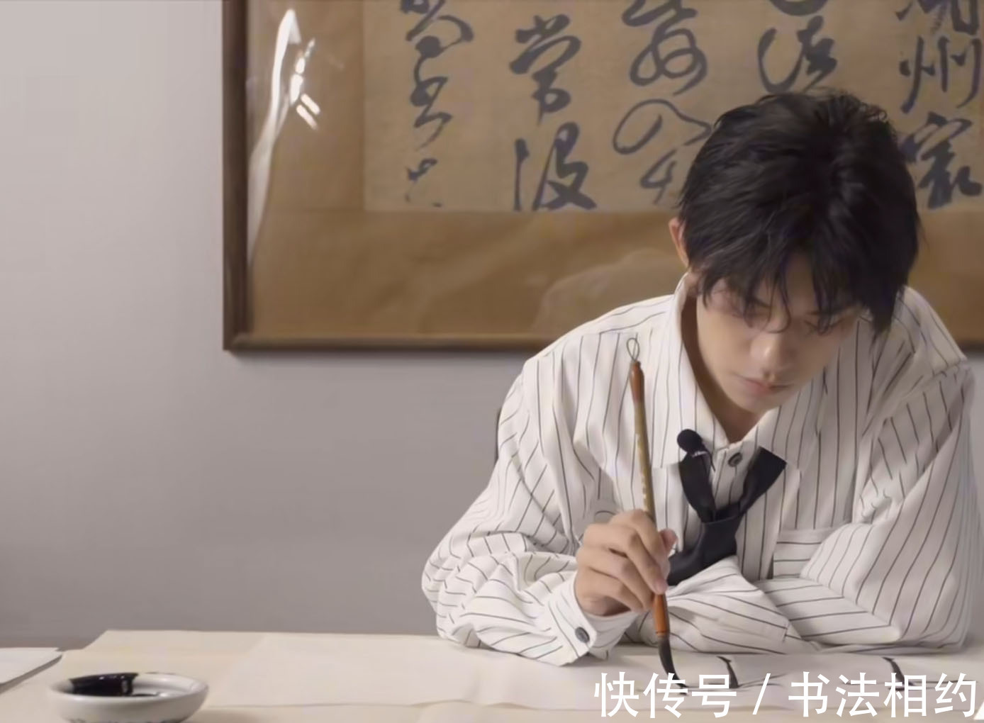 新生代$易烊千玺主演票房破100亿,首位00后百亿影人,其书法成传阅焦点