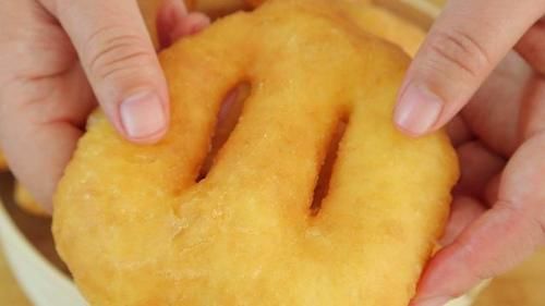 油饼这样做太好吃了，不加泡打粉，蓬松酥软越嚼越香，简单易学