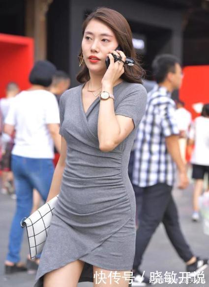 深灰色v领连衣裙搭配白色黑条纹布包,款式新颖,设计独特