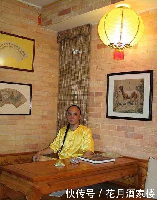 自称|此人自称清朝皇室后裔,留长辨、穿满服,还提出自己应该住进故宫