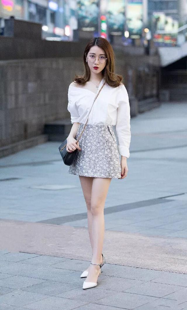 街拍：稍微宽松的衬衫，搭配的是高腰的半身裙，小姐姐超级显气质的哦