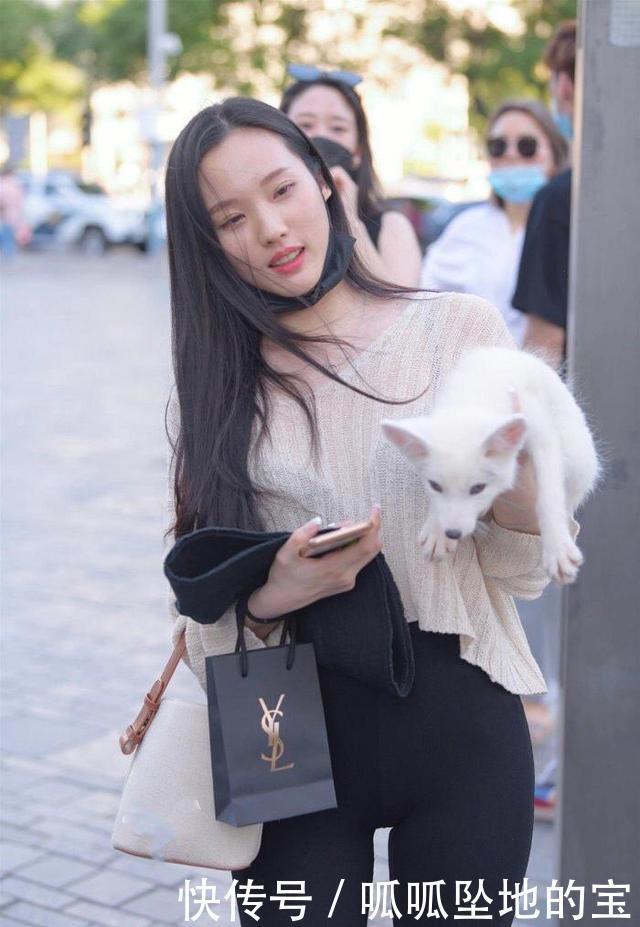 黑色修身打底裤，搭配米白色针织上衣，温文尔雅，清新又自然