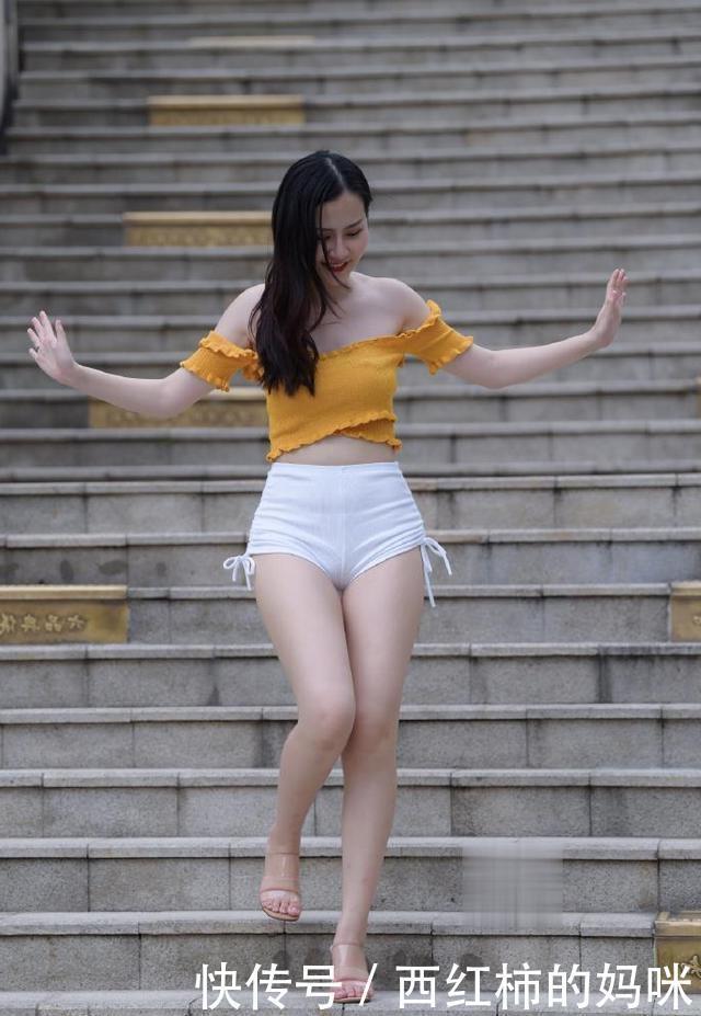 时髦拉风的大衣搭配高跟靴,帅气靓丽