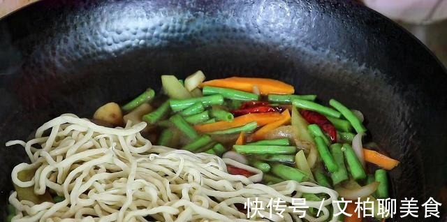 干辣椒|面条别再煮着吃，教你一个新吃法，比大鱼大肉过瘾，一锅不够吃