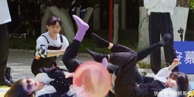 宋雨琦|《奔跑吧》苗苗做游戏险走光,宋雨琦帮忙遮挡,主动拉baby起身细节暖心