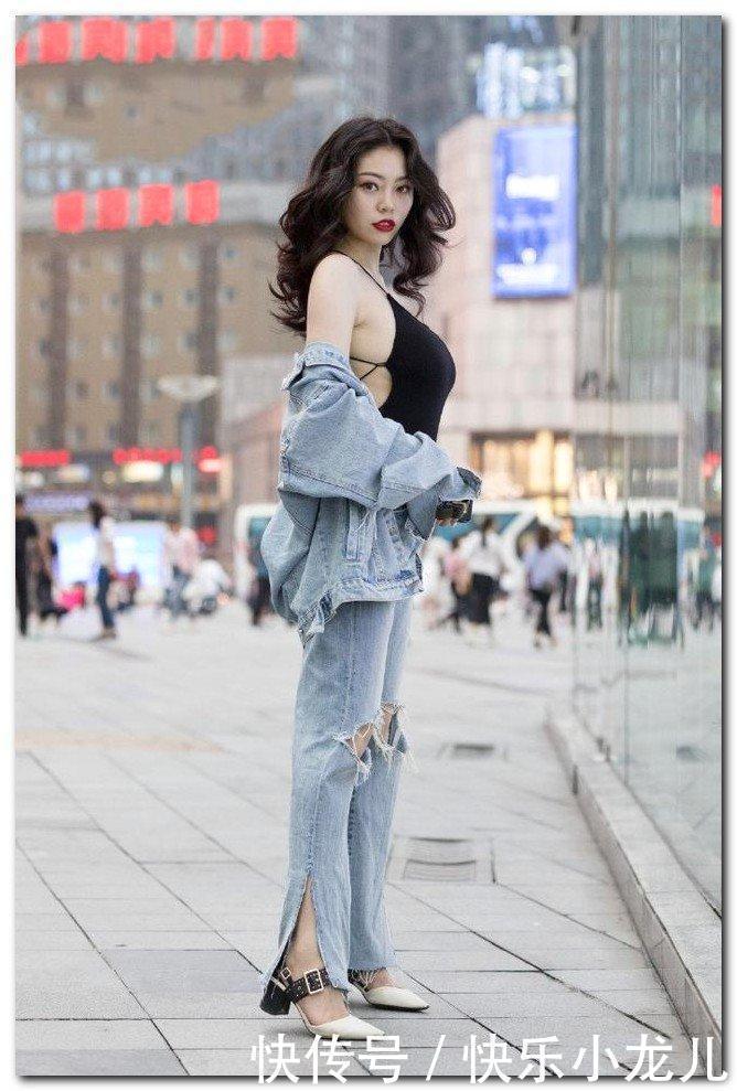 热裤|美女街拍灰色的紧身衣搭配超短热裤,让人眼前一亮