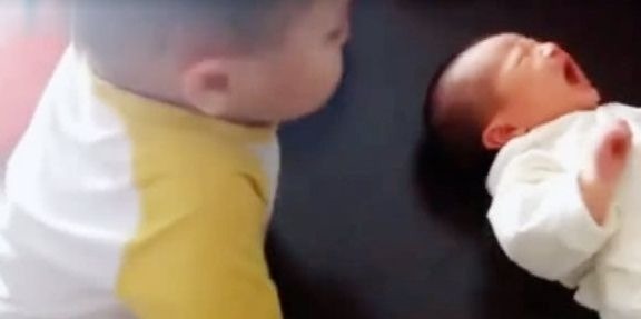 二胎政策|弟弟大哭,一岁四个月的哥哥好着急,束手无策的样子太可爱了