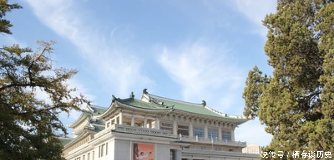 在朝鲜,最出名的大剧院什么样子?4万多平米可容纳数千观众